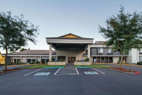 Отель La Quinta by Wyndham Portland NW  Портлэнд